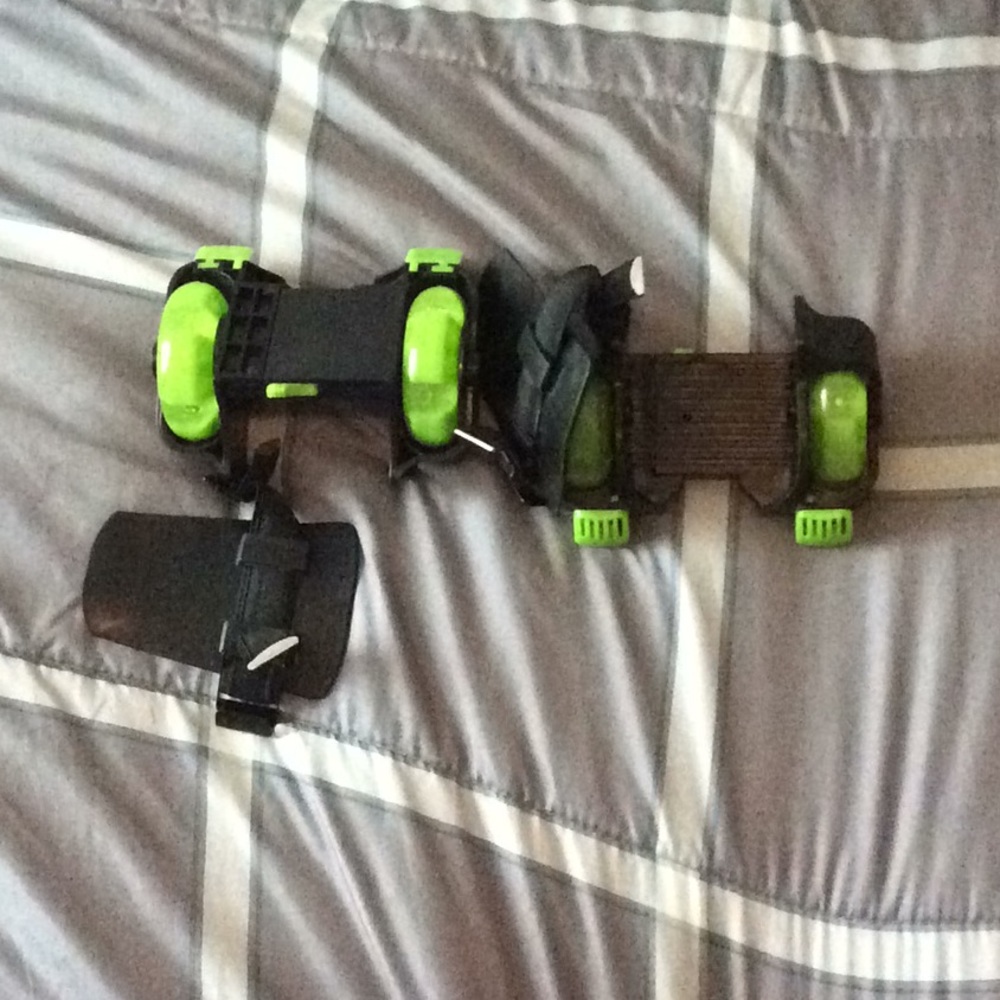 2 clip on shoe skates